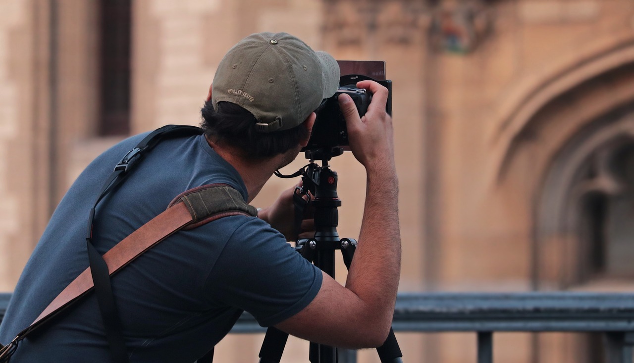 odkryj tajniki oświetlenia w fotografii, które pomogą ci uchwycić doskonałe ujęcia. dowiedz się, jak wykorzystać naturalne i sztuczne źródła światła, aby poprawić jakość swoich zdjęć.