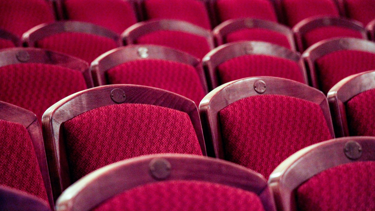 odkryj magię teatru w polsce – od klasycznych przedstawień po nowoczesne inscenizacje. znajdź najlepsze spektakle, ciekawe repertuary i poznaj świat sztuki scenicznej.
